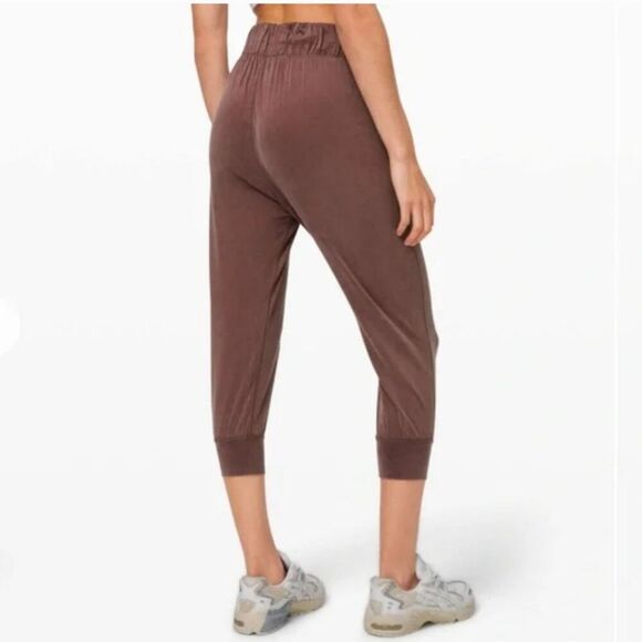 Lululemon Lost in Leisure Crop Jogger *Antique Bark* purple 4 - Picture 2 of 10
